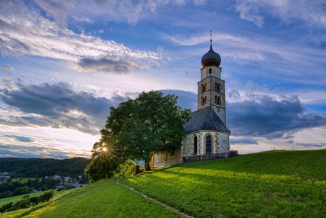 Zonnester bij de Sint Valentino kerk
