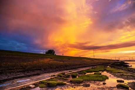 Naderende bui over de dijk