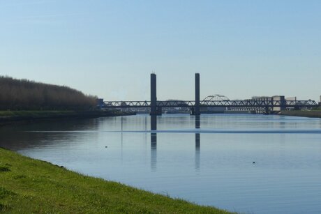 P1300621  , Na de LOS armen  draai ik mijn om en kijk zo naar de Caland HEF brug  N15  naar Brielle    7 april 2026 