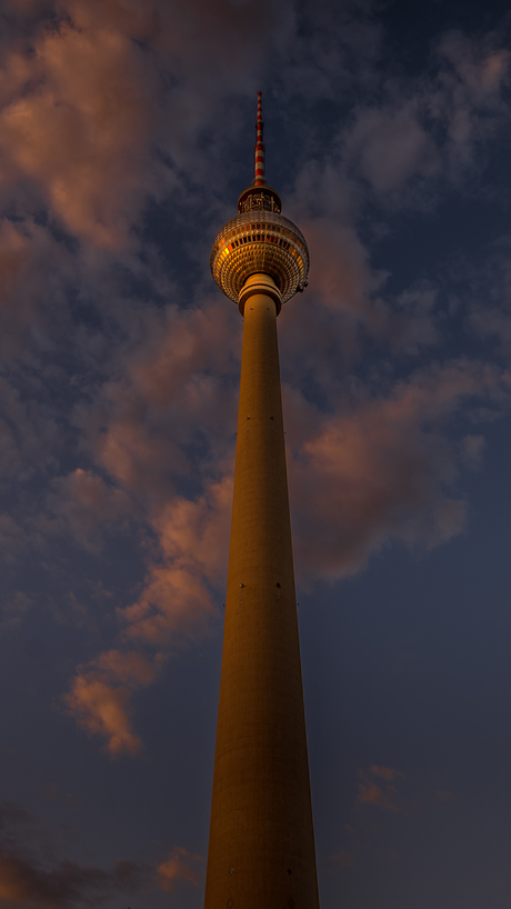 'Fernsehturm' van onderen