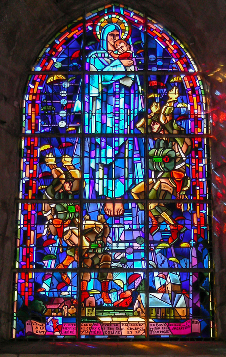 Kerk Sainte-Mère-Eglise  (Glas-in-lood ramen)