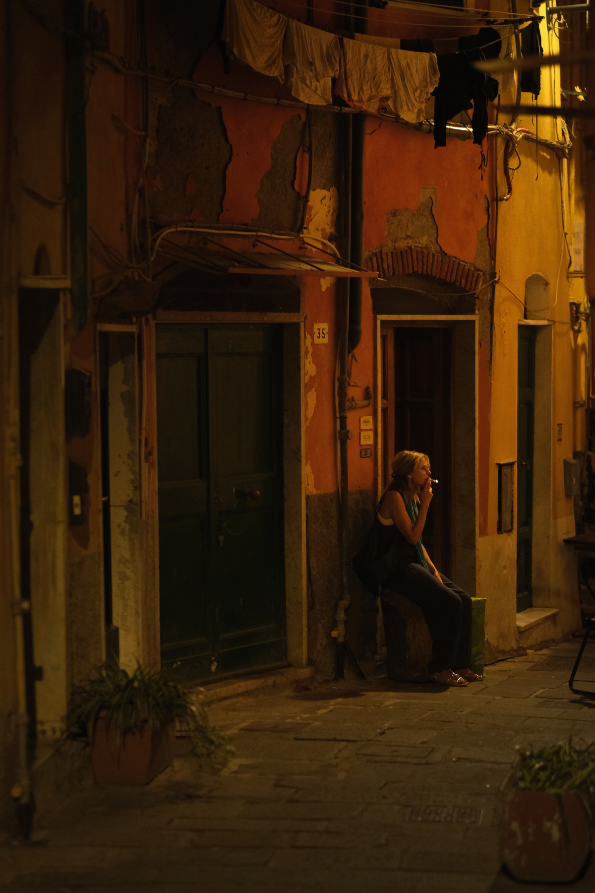 Smoke in the alley foto van Bramphotography Straat Zoom.nl