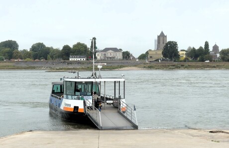 P1290687  Aankomst  Veerpont  Pomona   oversteek  naar Wamel  1 sept 2025 