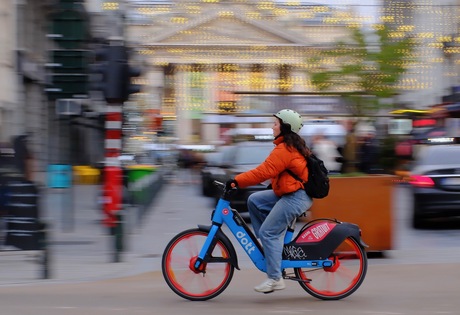 Fietsend in de stad