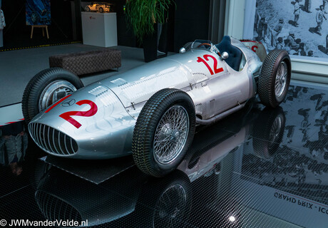 Mercedes-Benz W154 Grand Prix-raceauto uit vervlogen tijden