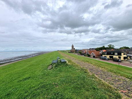 Dijk bij dorpje Wierum 