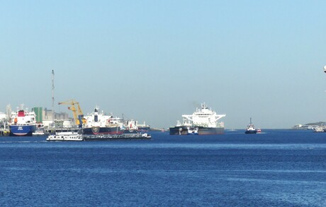 P1300627  Rozenburg  Calandkanaal   Binnenlopen  mega  Tanker  7 april 2026  