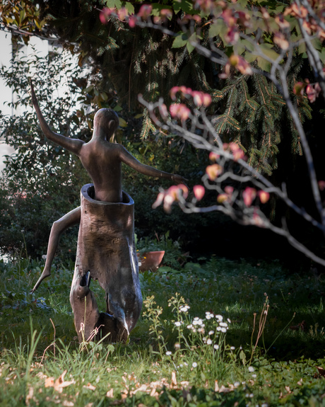 Sculptuur in een tuin. Ik weet niet meer waar. Iemand?