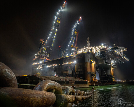 Kolossaal kraanschip de Thialf bij Rozenburg, Rotterdam.