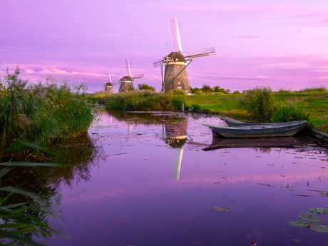 Molendriegang met zonsondergang 