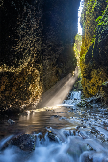 Waterval in een kloof in IJsland