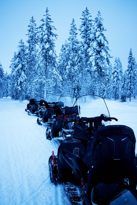 Scooters in de sneeuw.