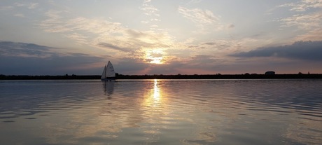Zuidlaardermeer zeilboot bij zonsondergang 