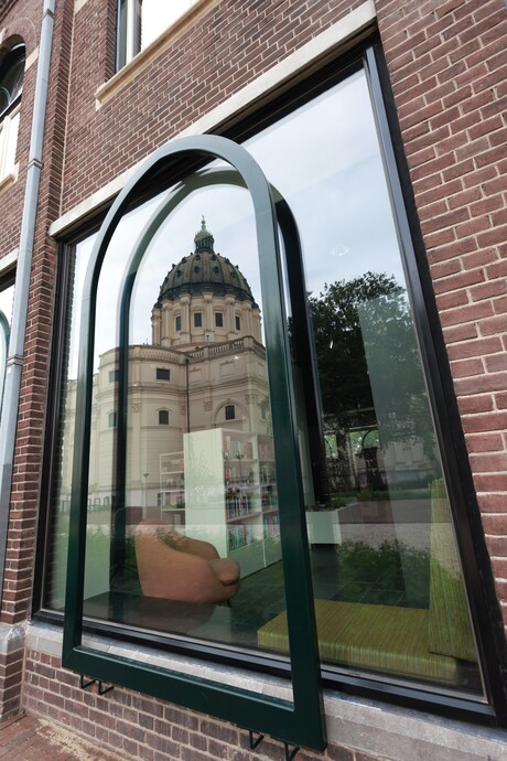 weerspiegeling basiliek Oudenbosch