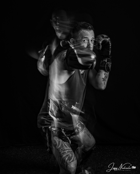 Sportfoto kickboxing  rear curtain sync een soort van Light-Painting fotografie