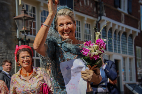 Koningin Máxima arriveert op de Markt