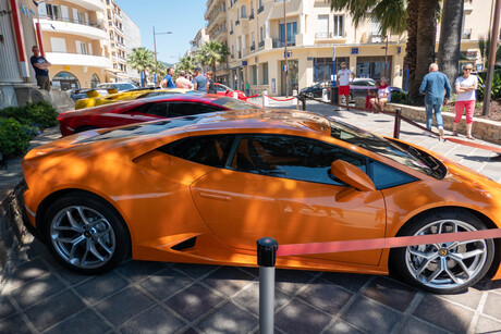 Oranje sportwagen