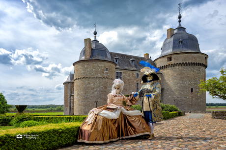 De “kostuums van Venetië” 🎭 bij het kasteel van Lavaux Sainte-Anne