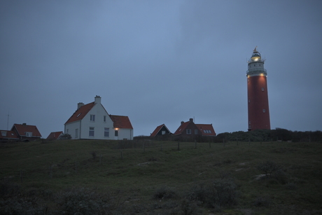 Vuurtoren en huisjes in de schemering 