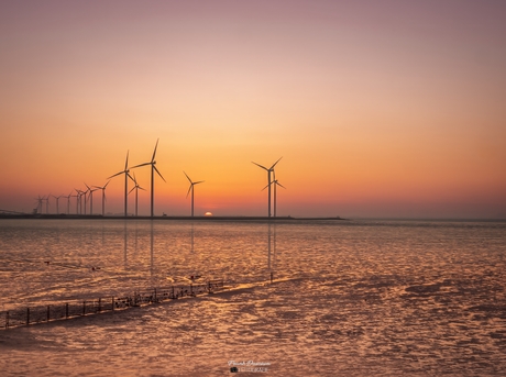 Waar de hemel de zee kust — Zonsondergang bij Termunterzijl.