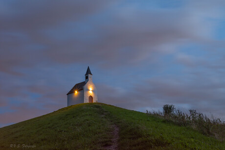 Kerkje op heuvel