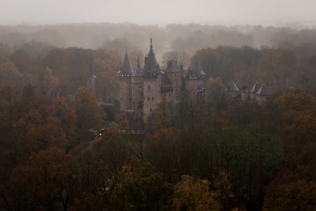 Donkere herfst bij kasteel de Haar