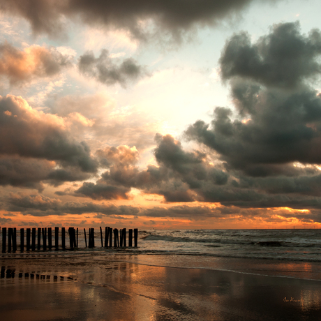 golfbrekers bij ondergaande zon