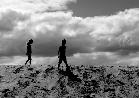 Donkere wolk boven duinrand