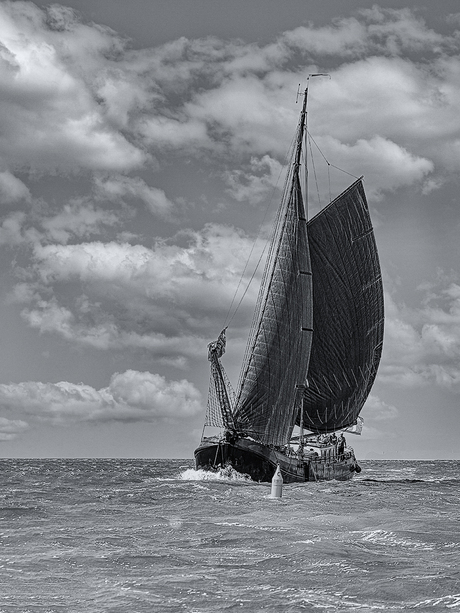 Oude tjalk op de Waddenzee