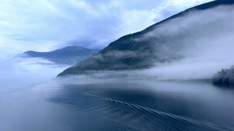 Mystieke fjordnevel