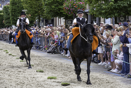 Race op ongezadelde paarden