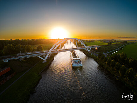 Boot onder brug