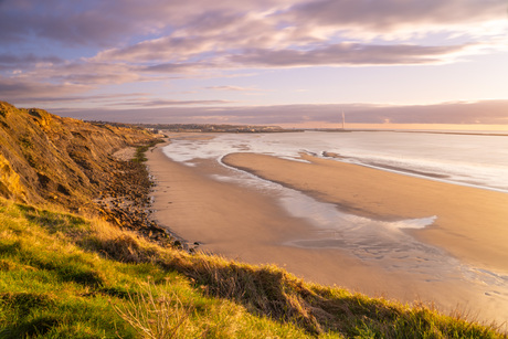 Strand bij de klif