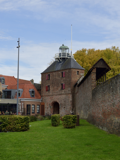 Buitenzijde van de Vischpoort van Harderwijk met stadsmuur