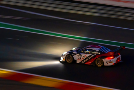 Porsche in het donker op Francorchamps