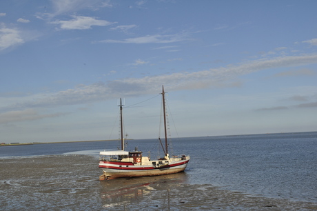 Boot op waddenbodem