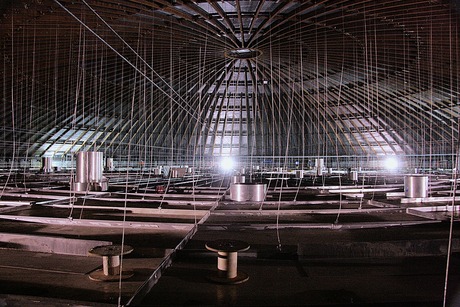 We hangen allemaal aan een draadje