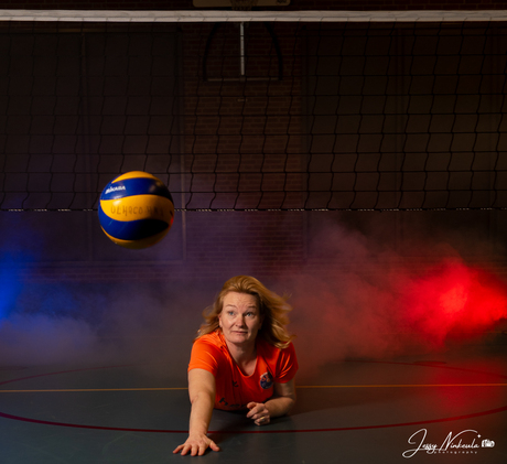 Volleybal fotoshoot met gekleurde lampen en rook