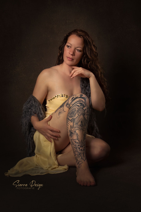 tattoo lady in yellow