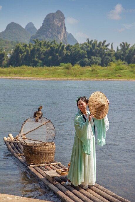 Meisje op de Li rivier in Yangshao, China