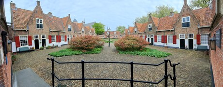 20250425  105150  Mobile Panorama  H Geest hofje Naaldwijk  op 25 april 2025  