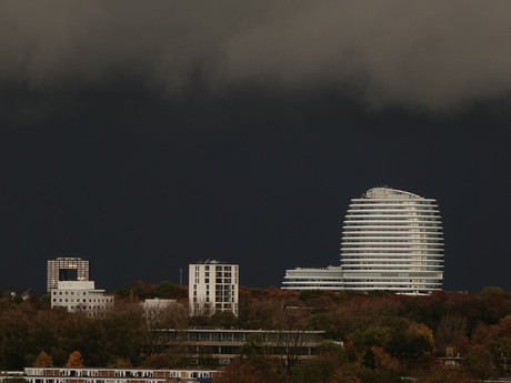 donkere wolken............................