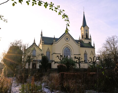 Kerkje en opkomende zon