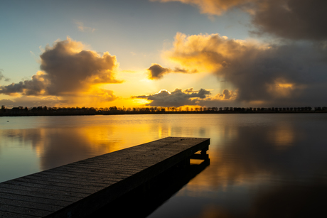 Omcirkeld door de wolken