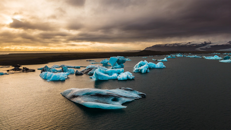 Zonsondergang boven Jökulsárlón