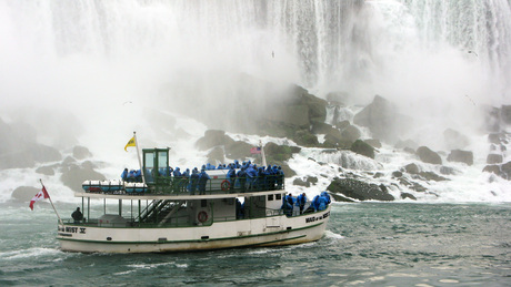 bootrit langs de Niagara watervallen
