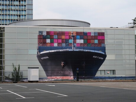 Containerschip op zijkant Cruise Terminal Rotterdam