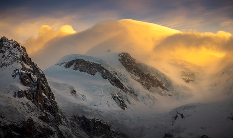 Wolken vouwen zich over de Mont Blanc