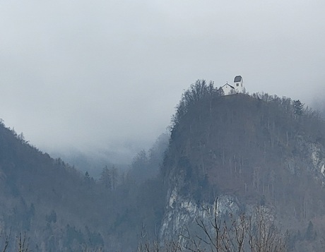 Wit kerkje in de Alpen
