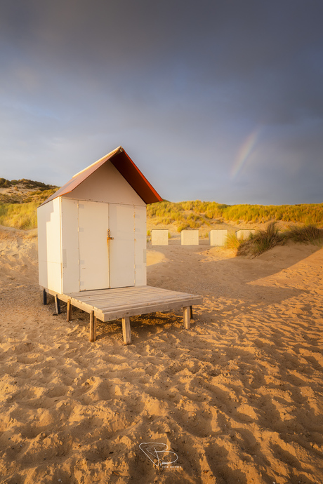 Strandhuis bij zonsondergang